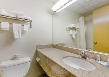 Quality Inn Huron hotel thumbnail 8
