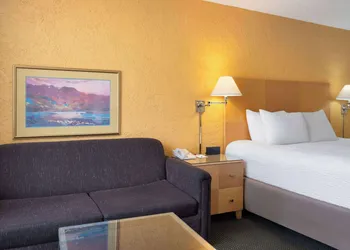Ramada by Wyndham Tucson hotel thumbnail 6