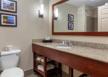 Comfort Suites Oshkosh West hotel thumbnail 5