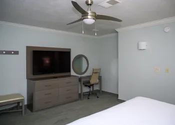 Cherry Tree Inn & Suites hotel thumbnail 7
