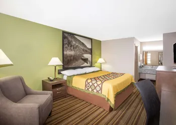 Super 8 by Wyndham Springdale AR hotel thumbnail 7