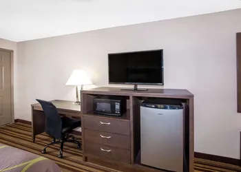Super 8 by Wyndham Springdale AR hotel thumbnail 8
