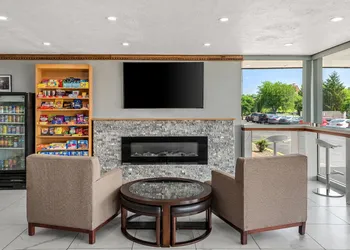 Travelodge by Wyndham Bloomington hotel thumbnail 3