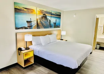 Days Inn by Wyndham Sanford hotel thumbnail 4