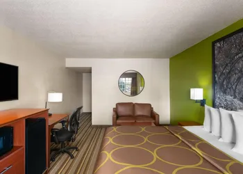Super 8 by Wyndham Lake City hotel thumbnail 3