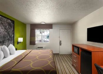 Super 8 by Wyndham Lake City hotel thumbnail 4
