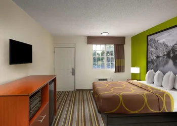 Super 8 by Wyndham Lake City hotel thumbnail 6