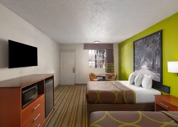 Super 8 by Wyndham Lake City hotel thumbnail 8
