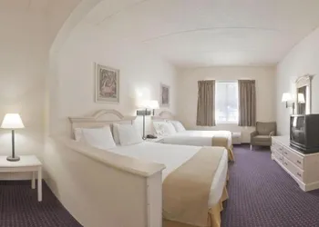 Holiday Inn Express Suites Plant City by IHG hotel thumbnail 7