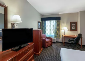 La Quinta Inn & Suites by Wyndham Rifle hotel thumbnail 3