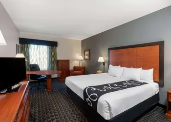 La Quinta Inn & Suites by Wyndham Rifle hotel thumbnail 7