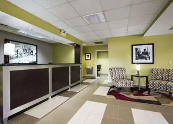 Super 8 by Wyndham Calhoun hotel thumbnail 2