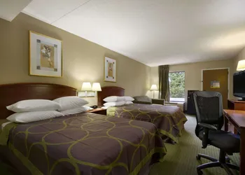 Super 8 by Wyndham Calhoun hotel thumbnail 3