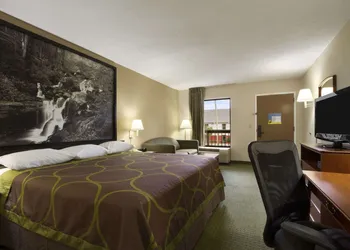 Super 8 by Wyndham Calhoun hotel thumbnail 4
