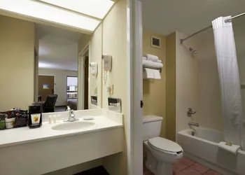 Super 8 by Wyndham Calhoun hotel thumbnail 7