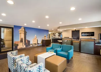 Clarion Pointe Downtown hotel thumbnail 3