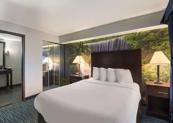 Clarion Pointe Downtown hotel thumbnail 5