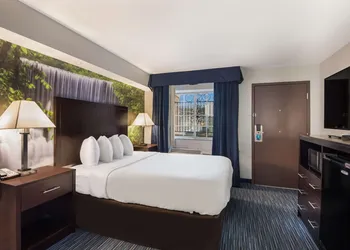 Clarion Pointe Downtown hotel thumbnail 6