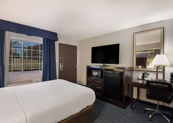 Clarion Pointe Downtown hotel thumbnail 7
