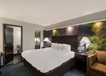 Clarion Pointe Downtown hotel thumbnail 8