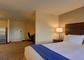 Holiday Inn Express & Suites Alpharetta - Windward Parkway by IHG hotel thumbnail 3
