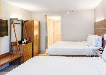 Holiday Inn Express Charleston by IHG hotel thumbnail 7