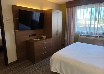 Holiday Inn Express & Suites Woodland Hills by IHG hotel thumbnail 6