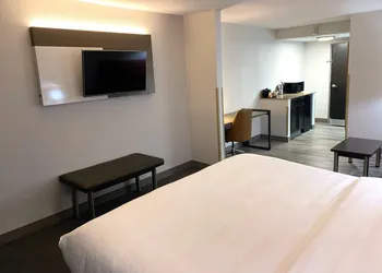 Comfort Suites Columbus hotel thumbnail 6