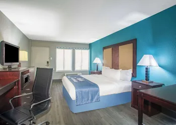 Days Inn by Wyndham Mobile I-65 hotel thumbnail 4