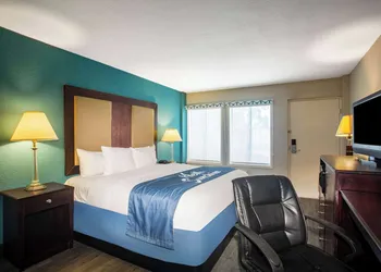 Days Inn by Wyndham Mobile I-65 hotel thumbnail 8