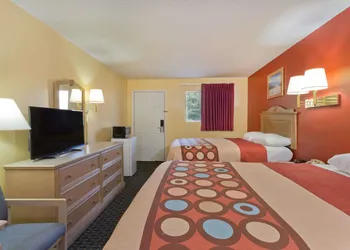 Super 8 by Wyndham Chipley hotel thumbnail 4