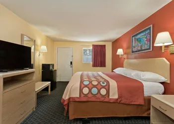 Super 8 by Wyndham Chipley hotel thumbnail 5