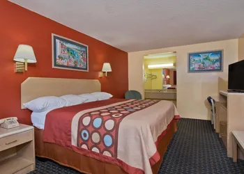 Super 8 by Wyndham Chipley hotel thumbnail 8