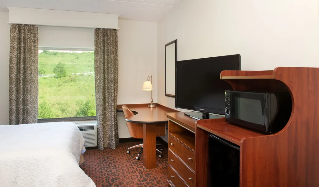 Hampton Inn & Suites Pittsburgh-Meadow Lands hotel detail image 6