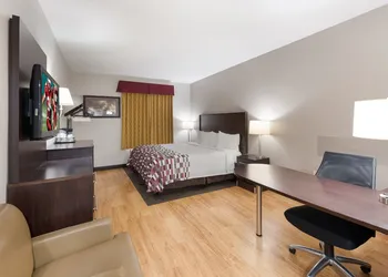Red Roof Inn & Suites Columbus - West Broad hotel thumbnail 7