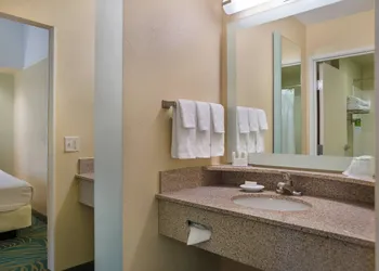 SpringHill Suites by Marriott St. Petersburg Clearwater hotel thumbnail 8