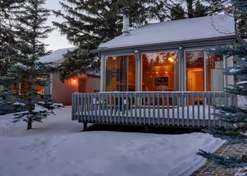 Tunnel Mountain Resort hotel thumbnail 3