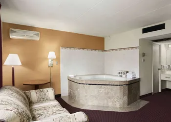Ramada by Wyndham Pittsburgh/New Stanton hotel thumbnail 6