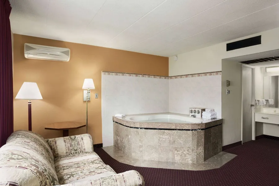 Ramada by Wyndham Pittsburgh/New Stanton hotel detail image 6