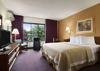Ramada by Wyndham Pittsburgh/New Stanton hotel thumbnail 7