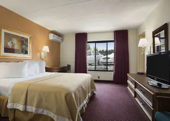Ramada by Wyndham Pittsburgh/New Stanton hotel thumbnail 8