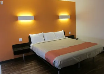 Pacific Inn hotel thumbnail 2
