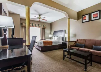 Comfort Suites Bakersfield hotel thumbnail 8