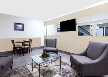 Days Inn by Wyndham Bellingham hotel thumbnail 2