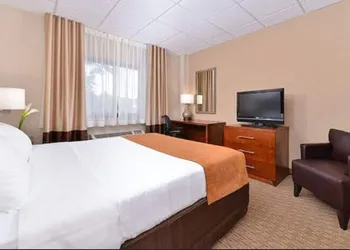 Comfort Inn Syosset - Long Island hotel thumbnail 8