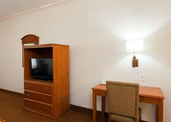 Howard Johnson Hotel & Suites by Wyndham Pico Rivera hotel thumbnail 3