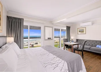 Ocean Beach Hotel hotel thumbnail 8