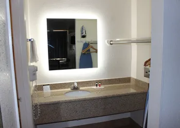 Howard Johnson by Wyndham Holbrook hotel thumbnail 6