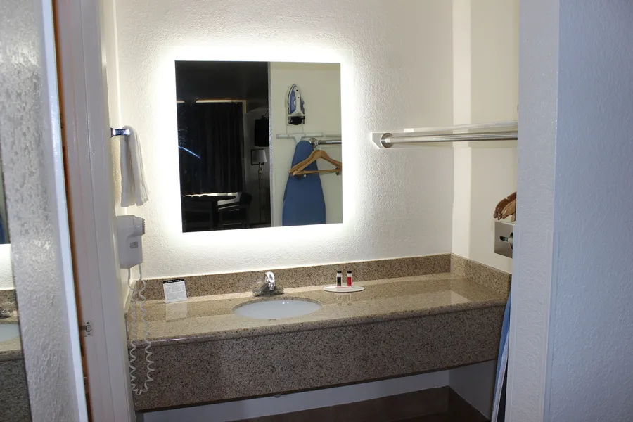 Howard Johnson by Wyndham Holbrook hotel detail image 6