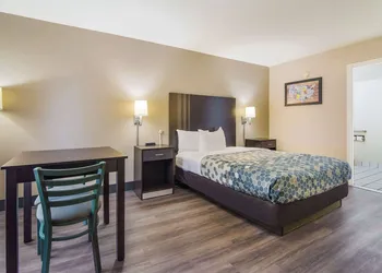 Econo Lodge Garner - Raleigh hotel thumbnail 7